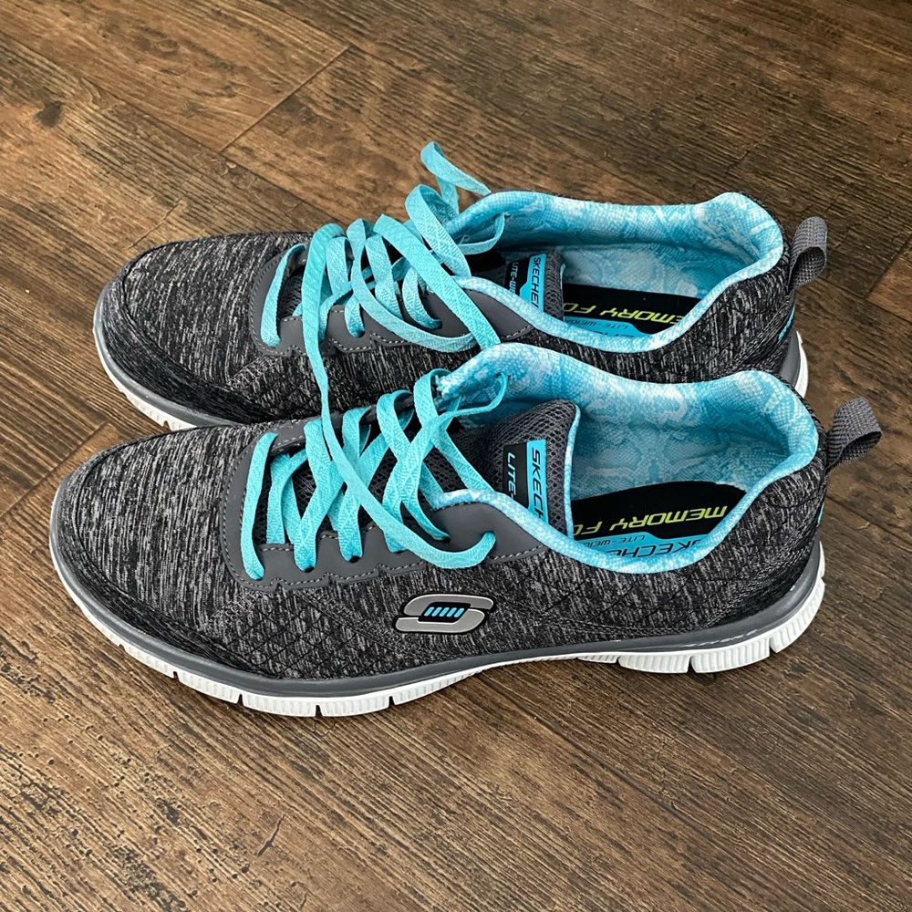 Like new Skechers women’s memory foam sneakers